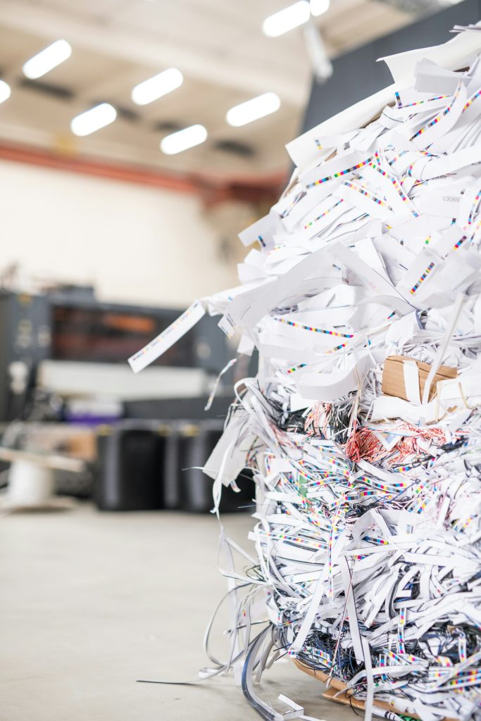 Papel Imagen: bulto de papel de documentos fiscales triturado listos para gestionar por Prommont Ambiental.