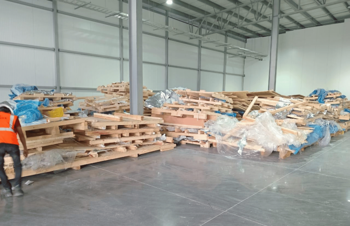 Bodega de cliente ocupada con gran lote de embalaje residual