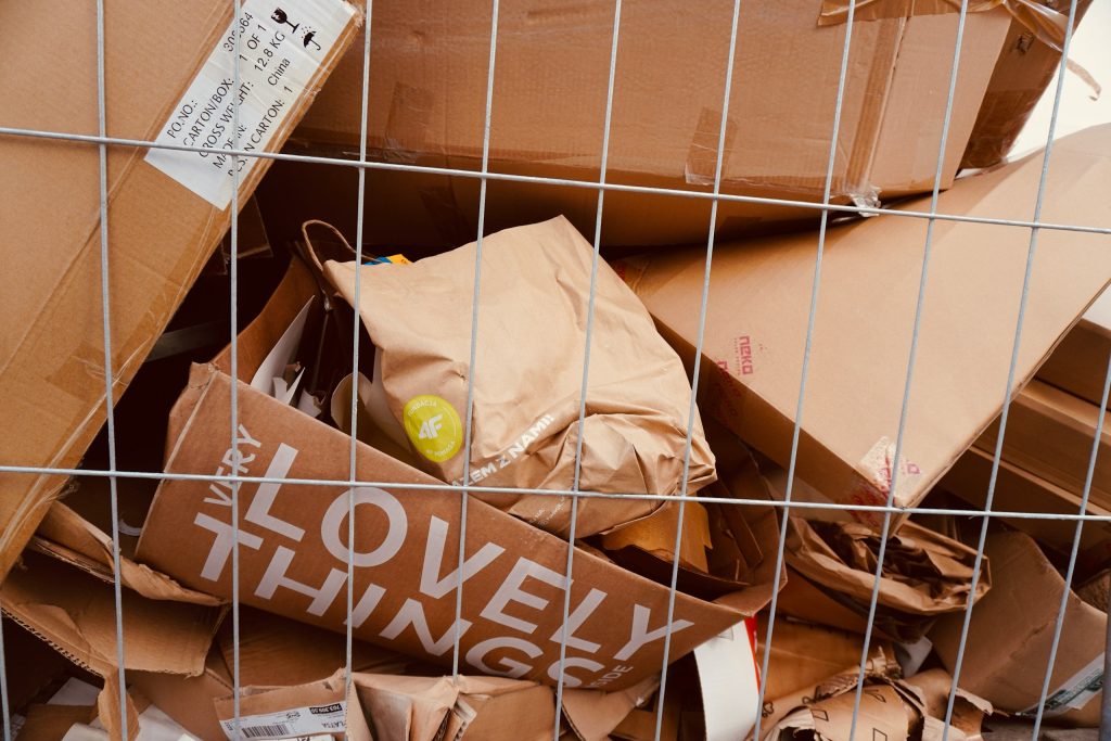 Cartón Imagen: canasta de alambre llena de empaques de cartón destruidos listos para enviar a reciclar por Prommont Ambiental .
