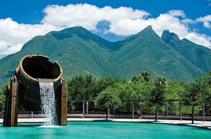 Panorámica de un crisol de la vieja Fundidora y el cerro de La Silla : símbolo de la cultura industrial de N.L Imagen: panorámica del cerro de La Silla en un día soleado visto desde el Parque Fundidora y en primer plano un crisol, símbolo de Mty.