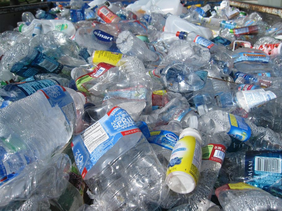 Plásticos Imagen: lote de envases plásticos de PET destruidos y listos para recolectarse y enviarse a procesos de reciclaje.