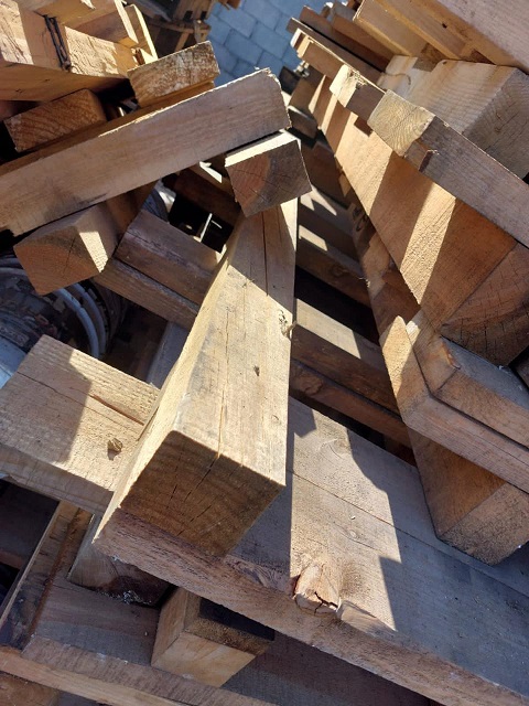 Madera residual/Tarimas de desecho Imagen: lote de madera vieja para gestionarse y reciclar