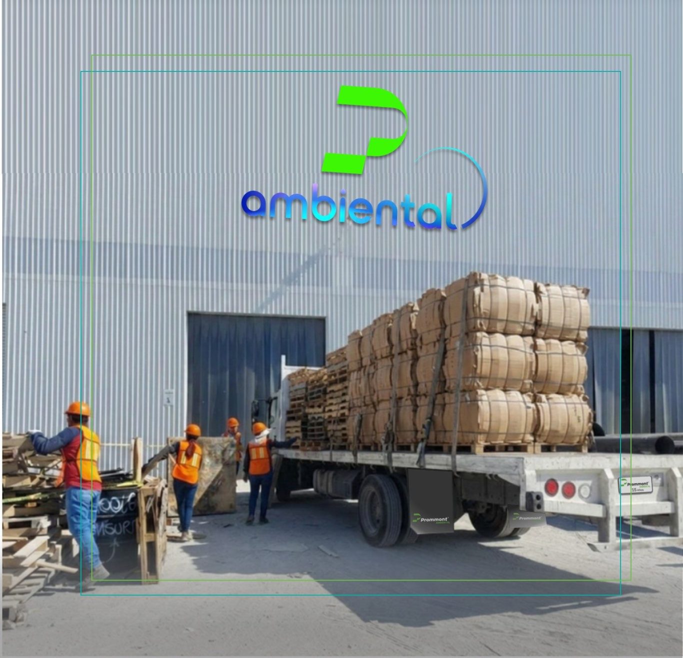 Gestión de pacas de cartón reciclable operado por personal y camión de Prommont Ambiental Imagen de un camión de plataforma listo para salir cargado con pacas de cartón reciclable por personal de Prommont Ambiental